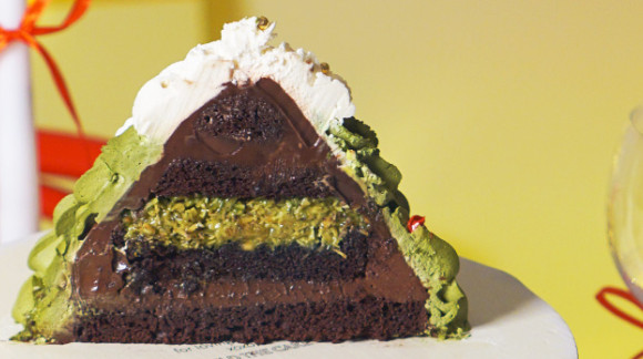 Viral Dessert Dubai Chocolate Pistachio : Kini Hadir dalam Versi Cake yang Memanjakan Lidah! 